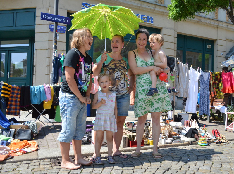 Sankt Pieschen 2015: Tim, Juana, Anja Müller, Caroline Hamann und Rémy verkauften an ihrem eigenen Flohmarkt-Stand kleine Habseligkeiten, Krimskrams und Klamotten. Foto: K. Tominski