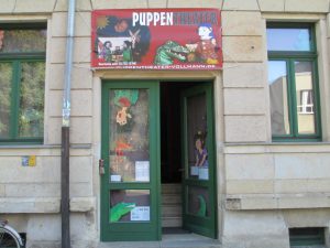 Eingang zu Vollmanns Theaterwelt. Seine Puppen bastelt er selbst