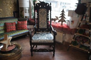 Goldene Tapete, edel gestreifte Kinosessel, ein schokobrauner Lederstuhl - in seinem Geschäft gibt Willman Beispiele für gestalterische Extravaganz