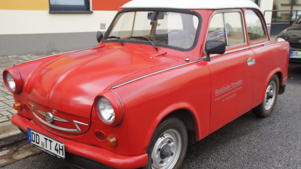 Details wie der Wackeldackel auf der Hutablage machen die Rostlauben besonders charmant