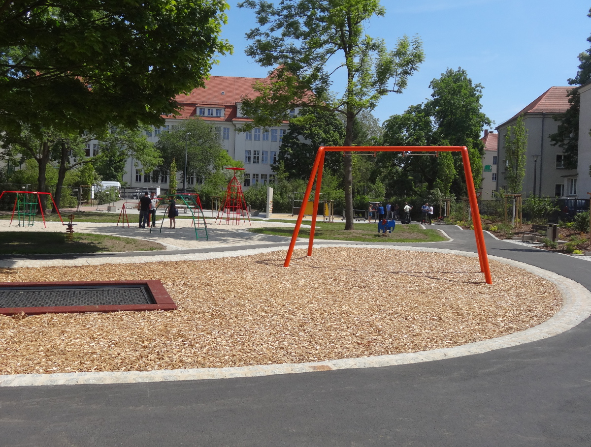 Spielplatz Aachener Straße 1506 trampolin