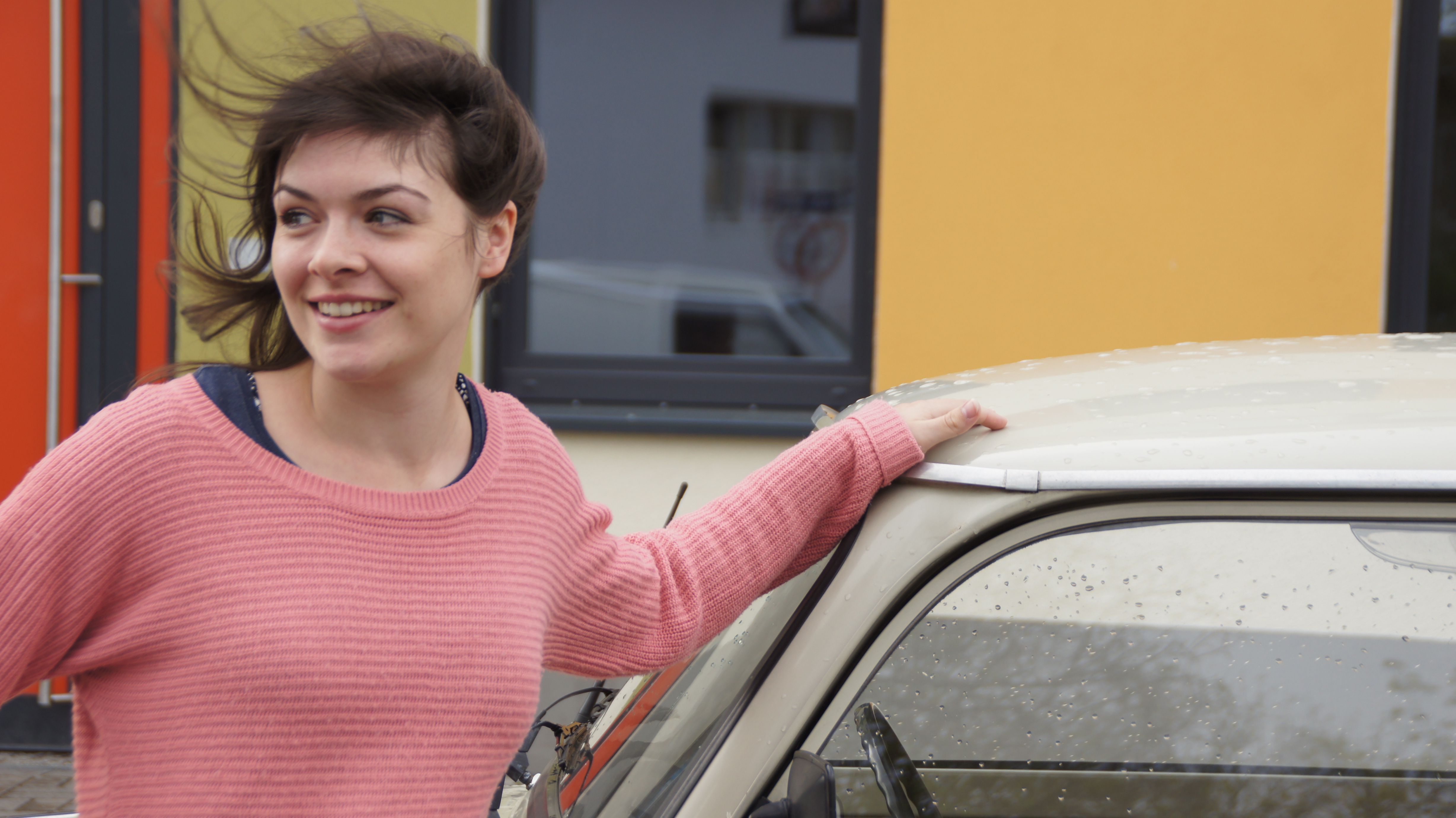 Fritzi Adam, Inhaberin der Rostlaube Dresden, im Aprilwind