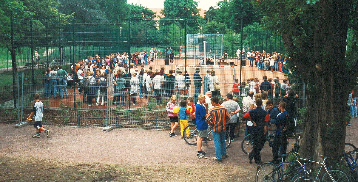 Einweihung kleiner Sportplatz im ehem Schulgarten Juni 1997