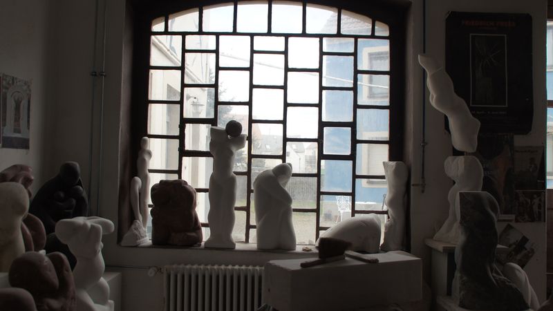 Blick aus dem Bildhauer-Atelierraum in den Innenhof