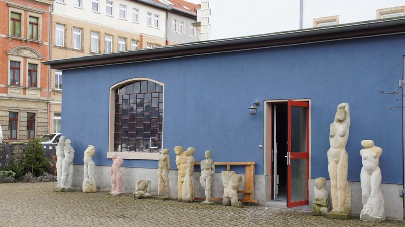 Konstanze Feindt-Eißner arbeiten auch grafisch und malerisch. Am liebsten jedoch bildhauerisch am Stein.