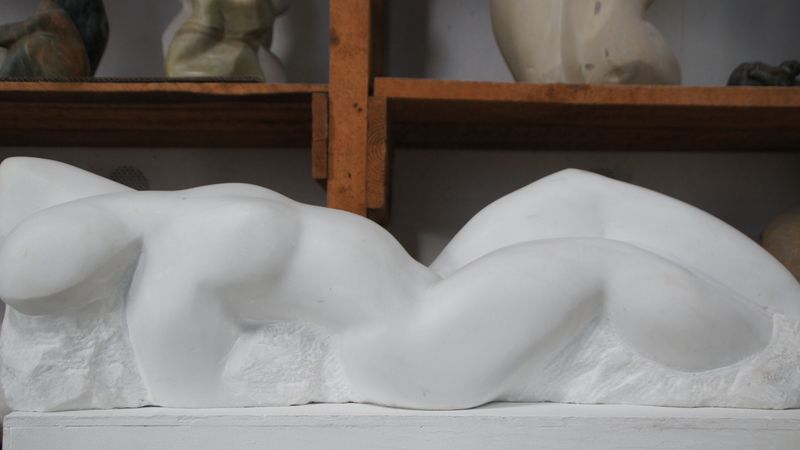 Der Marmor, den Konstanze Feindt-Eißner bearbeitet, stammt aus Laas in Südtirol, Ungarn, Kuba oder der Toskana.