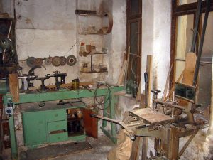 Stoffwechsel Haus 2 Drechselbank Langlochbohrmaschine 2003