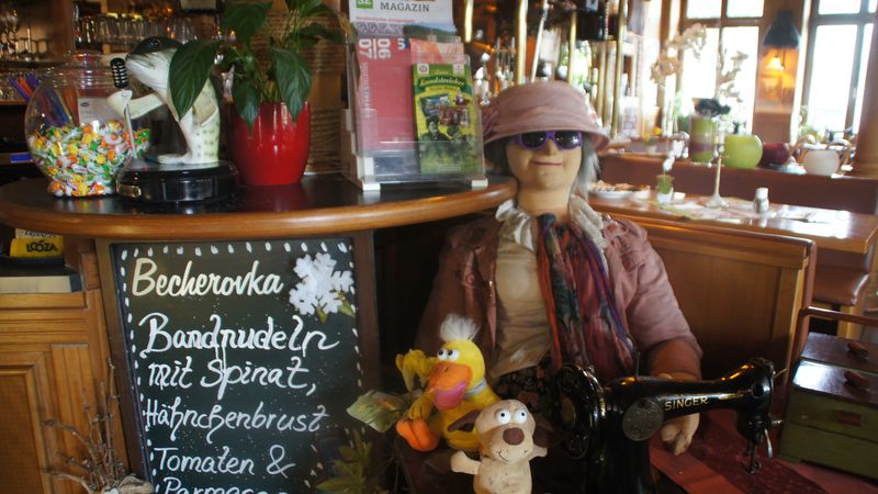 Nicht lebendig, aber freundlich: Einer der Dauergäste im Landstreicher