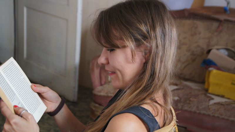 Julia Pommer bei der Suche des Begriffs "Imagologie" in Kunderas 'Die Unsterblichkeit': "Es tut gerade gut, dieses Buch zu lesen!"