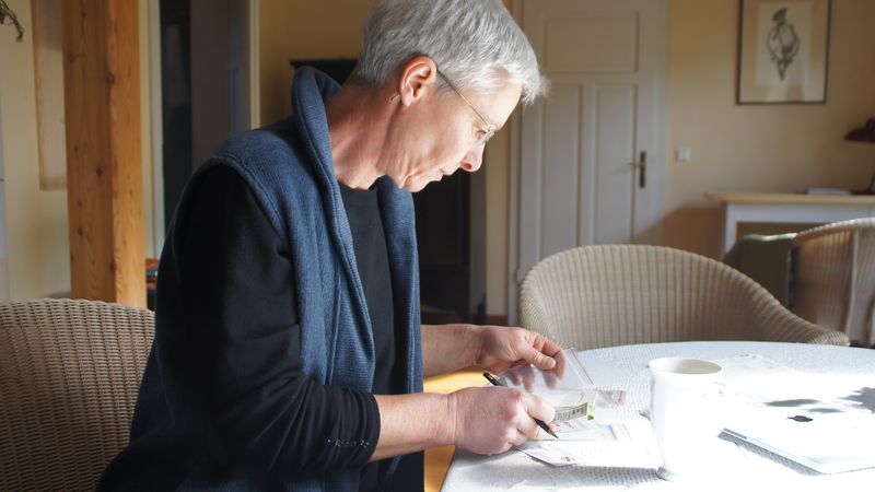 Cornelia Stollberg beim Beschriften von Saatguttüten