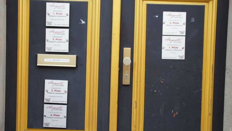 Die Plaketten verraten, an welche Hausnummer man geraten ist