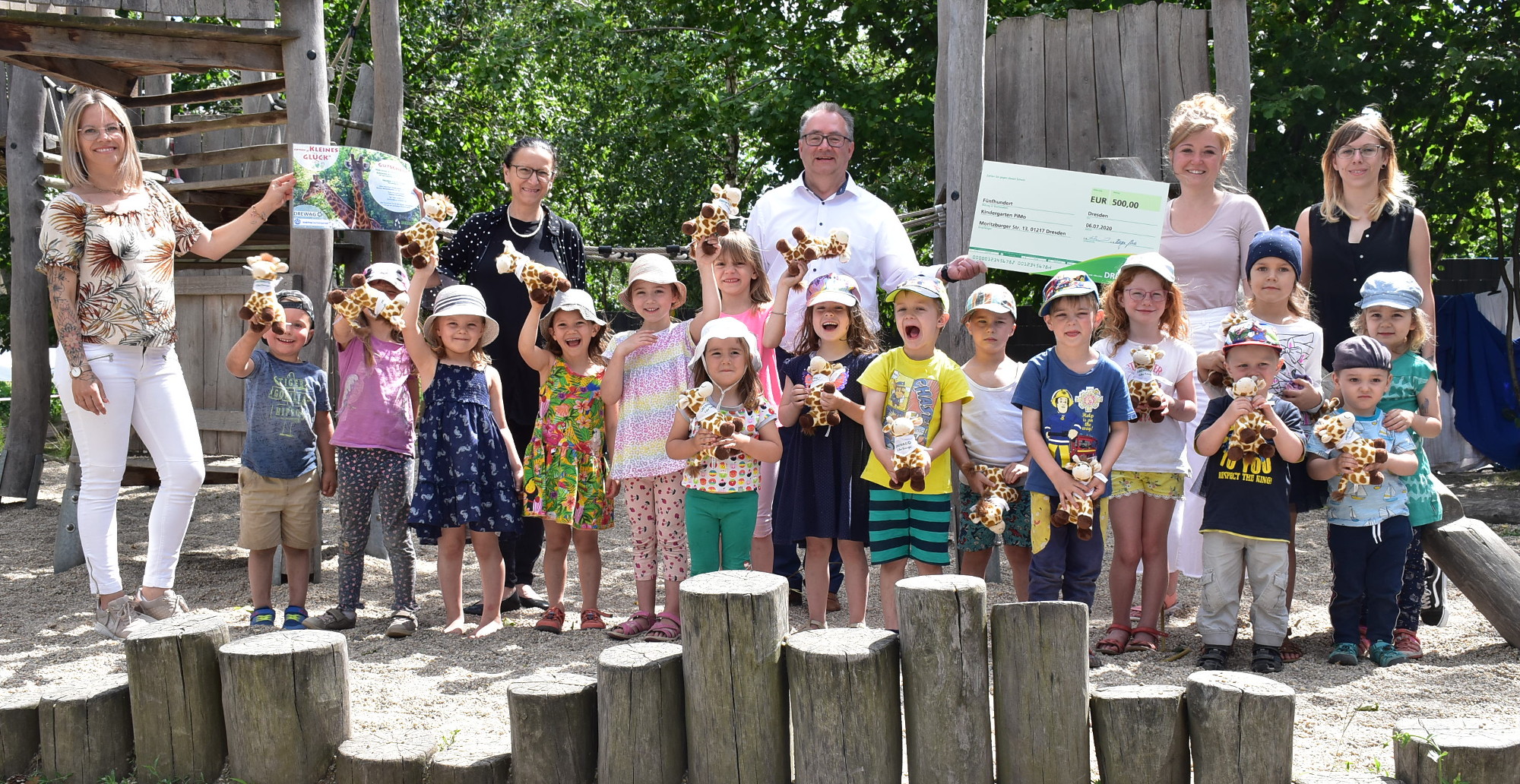 Die PiMo-Kinder freuen sich mit Tina Wolf von der Sachsengarage, Gerlind Ostmann und Hagen Bode (Drewag) sowie Anne Nötzel und Claudia Wagner. vom Kita-Team (v.l.n.r.). Foto: C. Trache