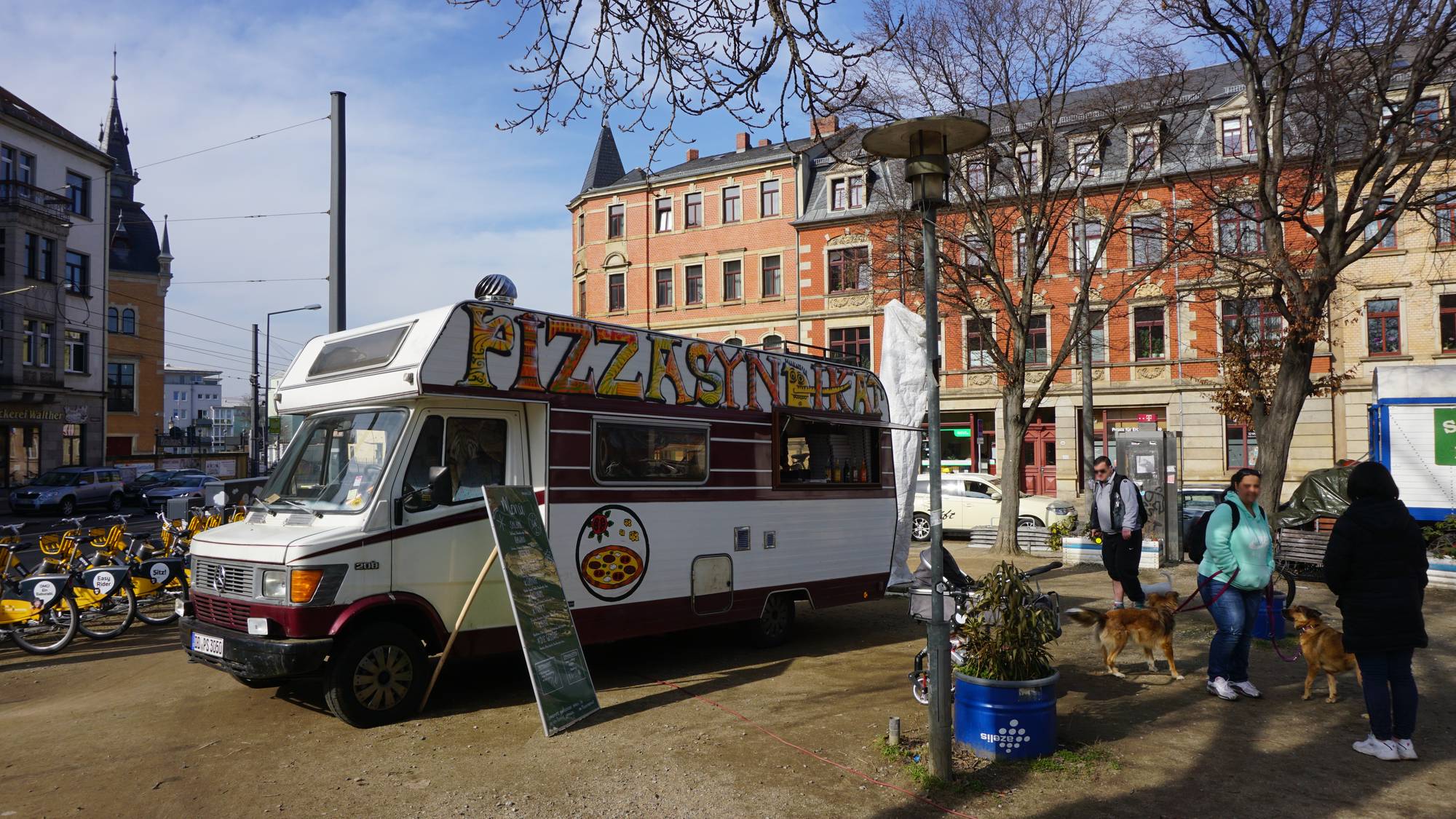 Der Wagen des Pizzasyndikats lädt zum Mittagessen ein. Alle Fotos: Elisabeth Renneberg