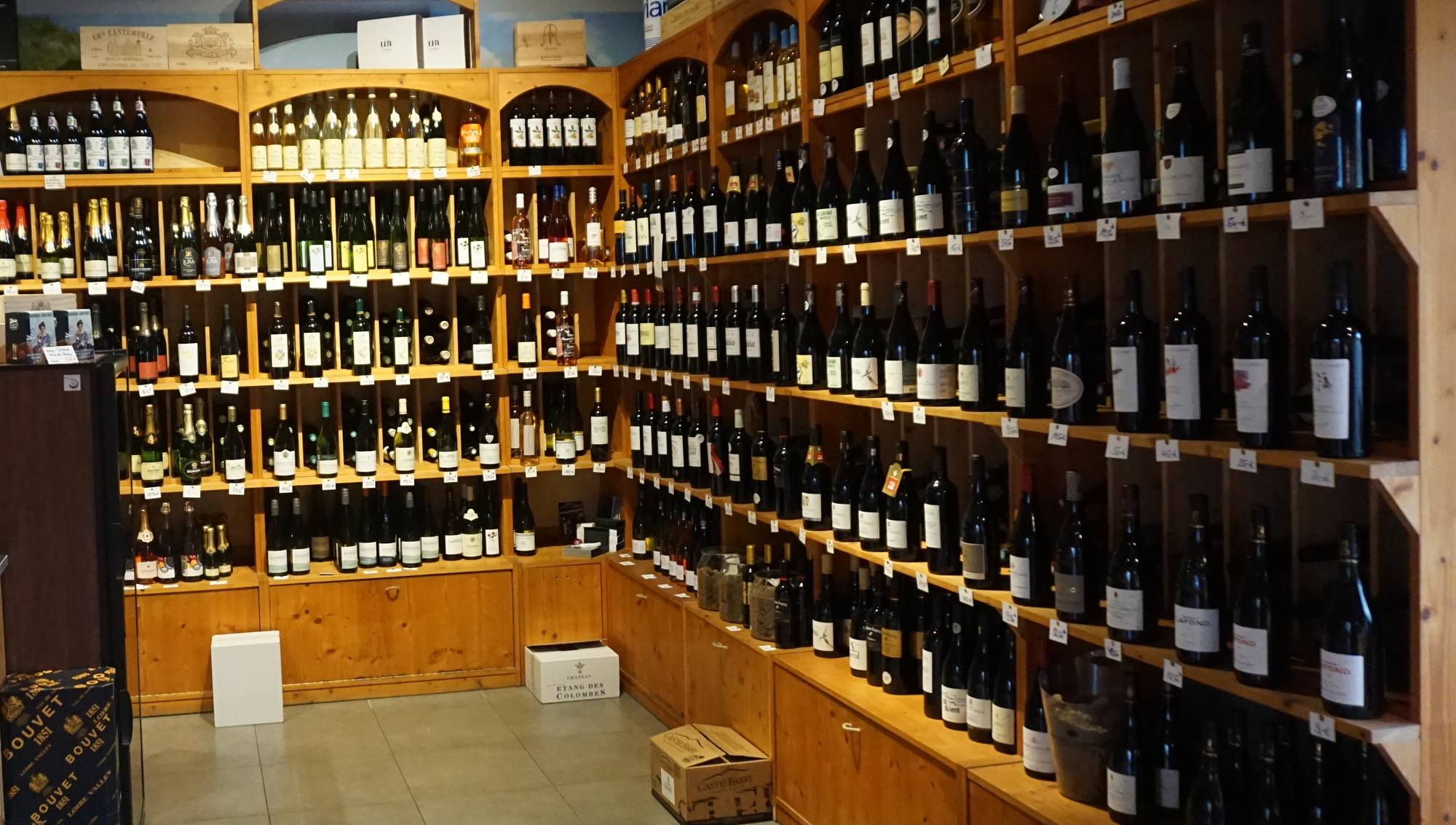 Im Savoir Vivre ist hin und wieder der Wein von Frédéric Fourré in den Regalen vertreten. Der Winzer gibt hier auch gelegentlich Weinverkostungen. Foto: Elisabeth Renneberg