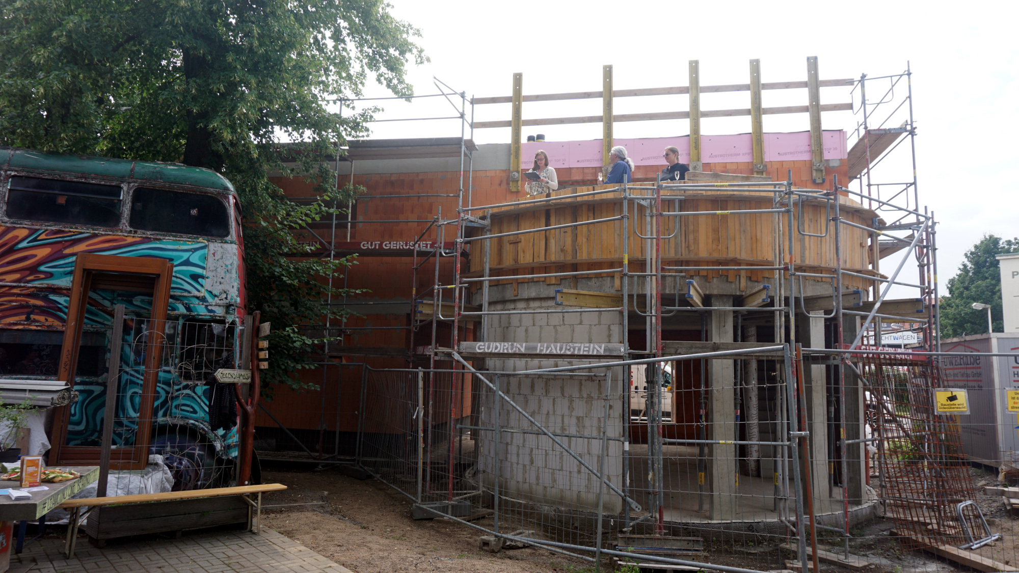 Der Rohbau ist fertig - und dient schonmal als Tribüne für die Ansprache. Foto: E. Renneberg