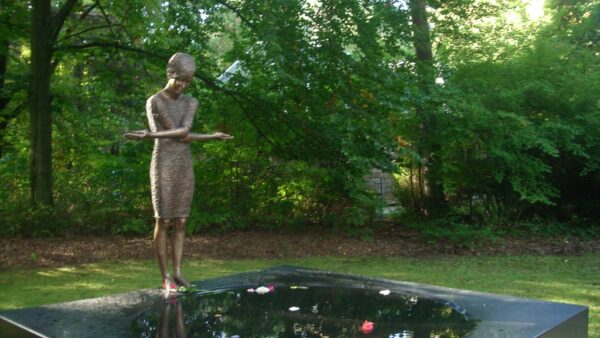 Heidefriedhof mit Skulptur "Trauerndes Mädchen" - Foto: Archiv K. Brendler