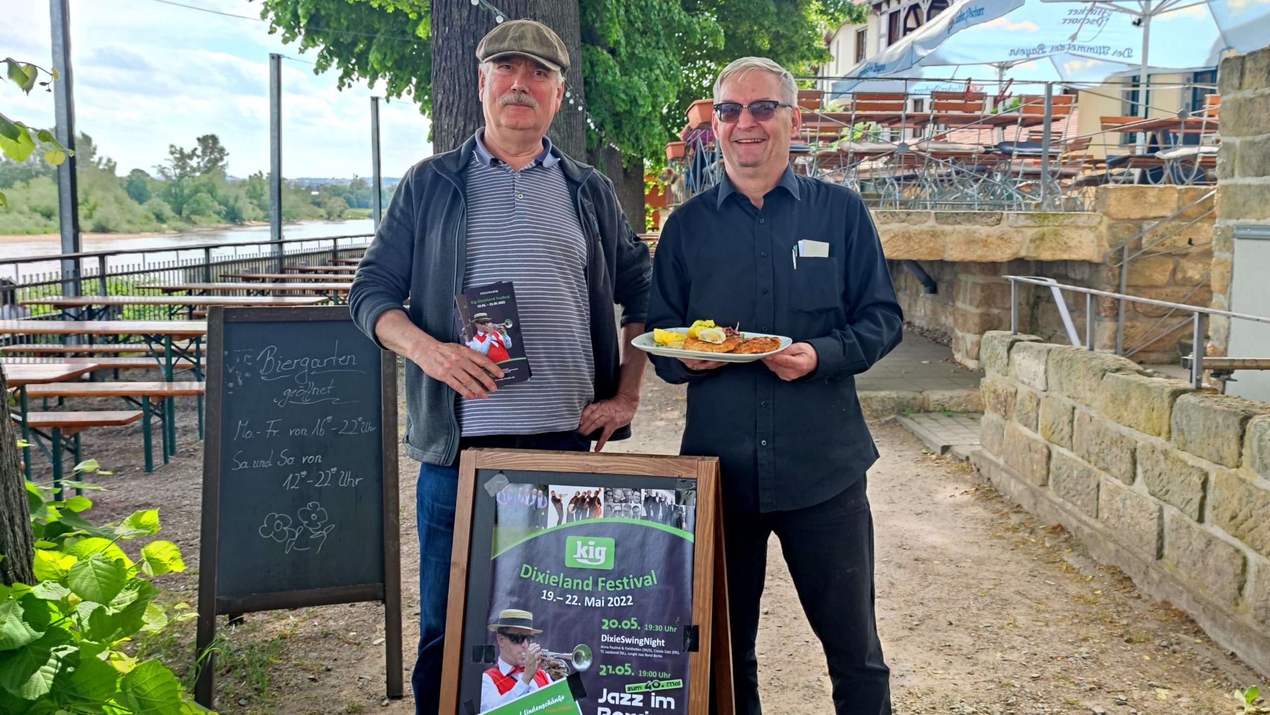 Bernd Uhlig (links) und Uwe Engert (rechts) im Biergarten des Wirtshaus Lindenschänke. - Foto: Maren Kaster