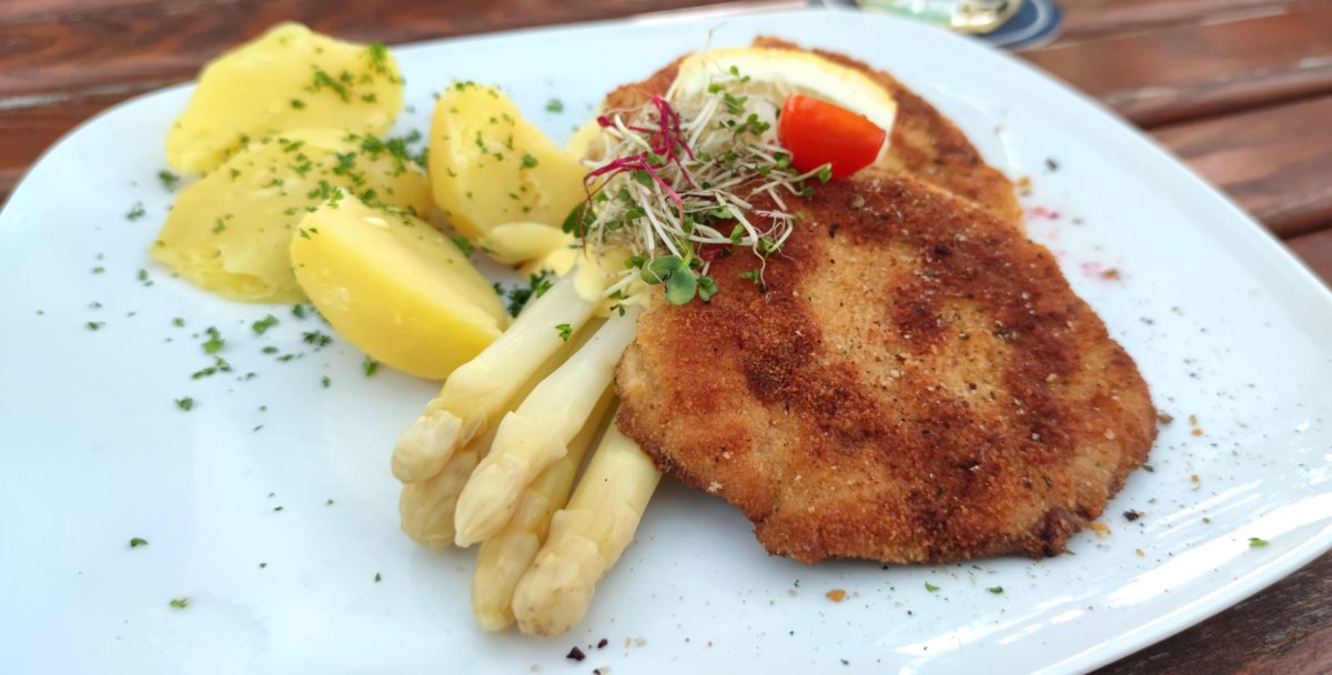 Spargel und Schnitzel, einer der Klassiker auf der Spargelkarte. - Foto: Maren Kaster