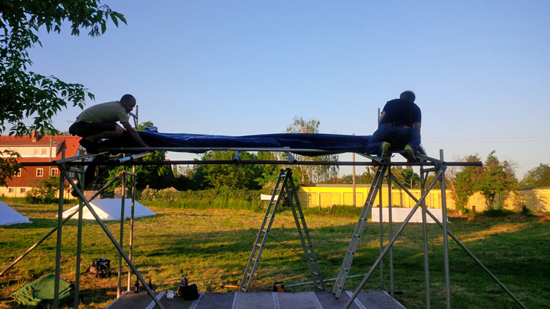 Der Aufbau beginnt... - Foto: Hufewiesen Trachau e.V.