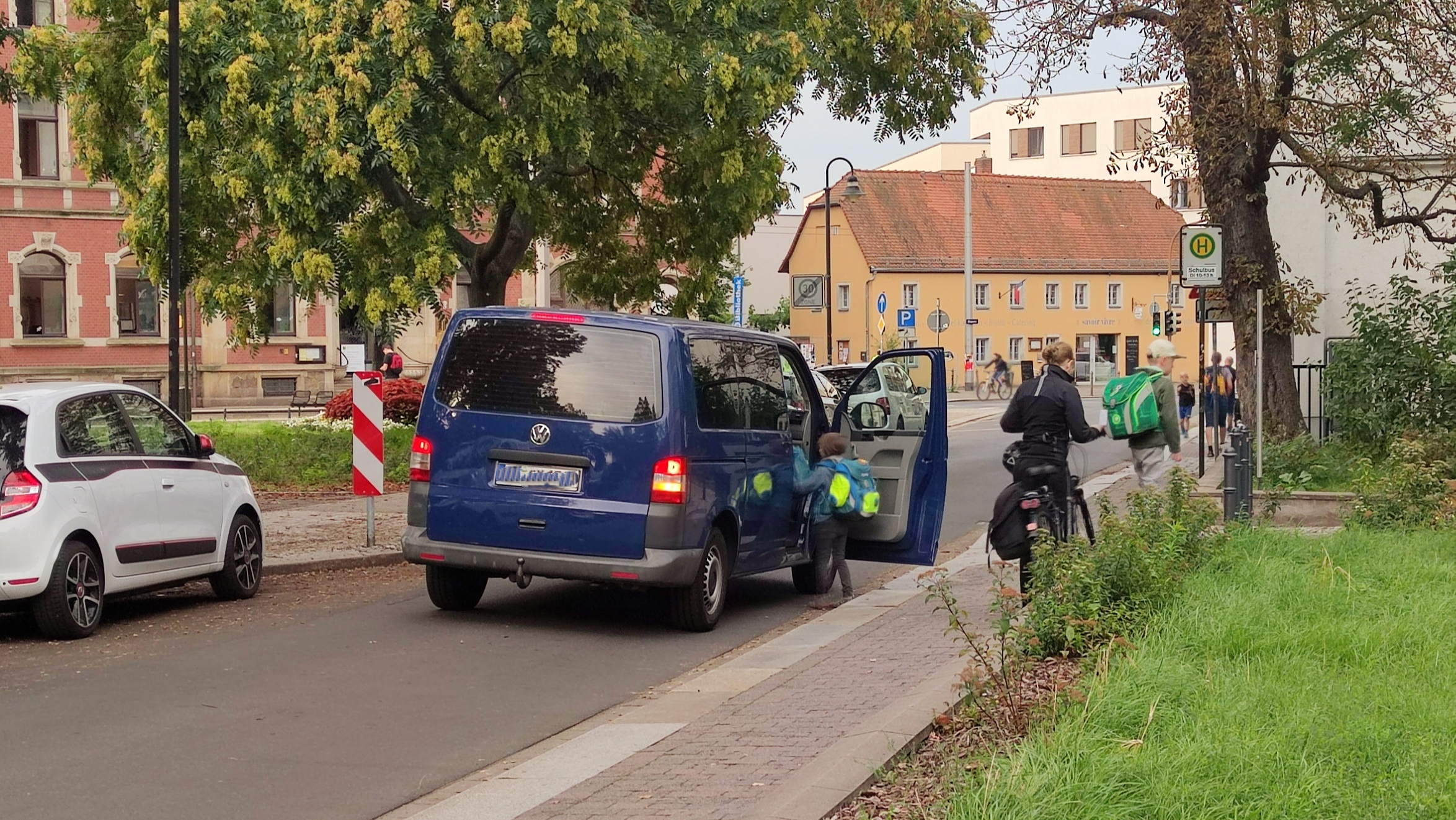 Auf dem Weg zur Arbeit, werden die Kinder schnell an der Schule abgesetzt. - Foto: Maren Kaster