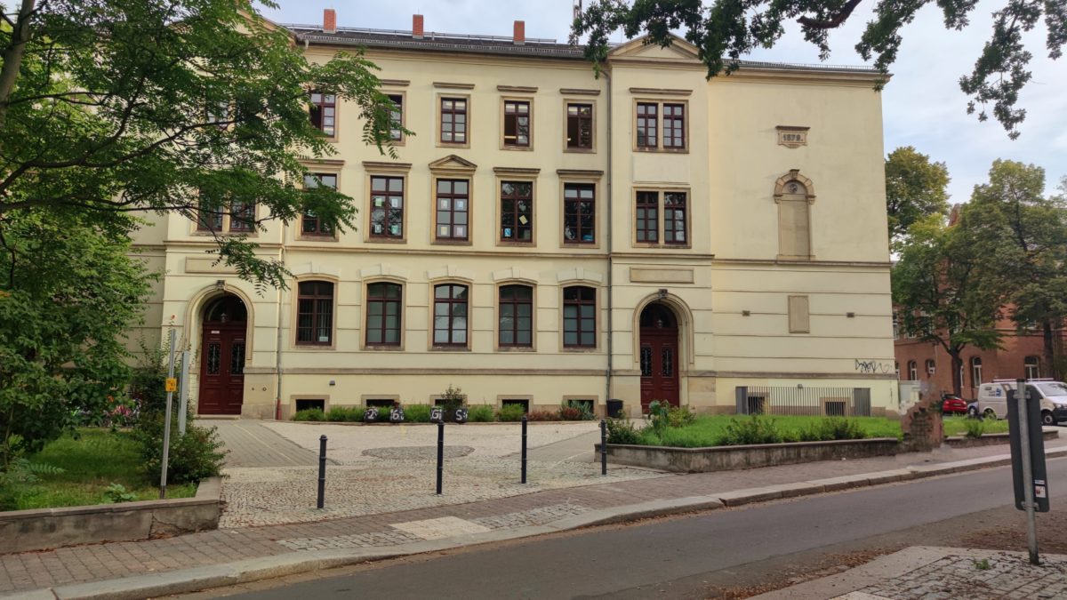 Zwischen halb 8 und 8 Uhr herrscht unmittelbar vor der 26. Grundschule viel Verkehr. - Foto: Maren Kaster