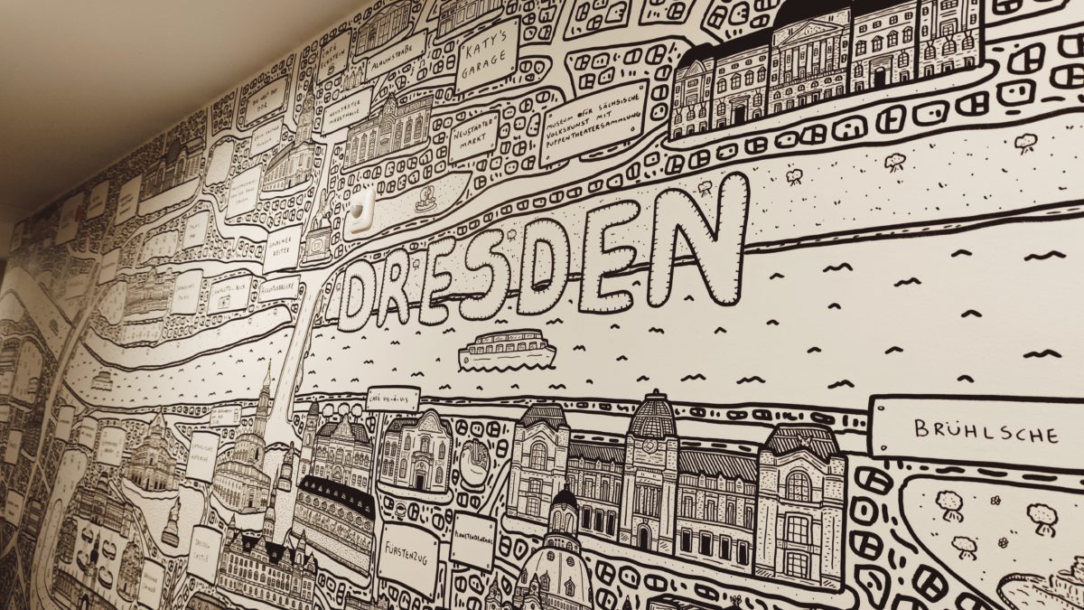 Künstler Dave Draws hat sich im ARCOTEL Hafencity erst kürzlich großflächig verewigt. - Foto: Maren Kaster