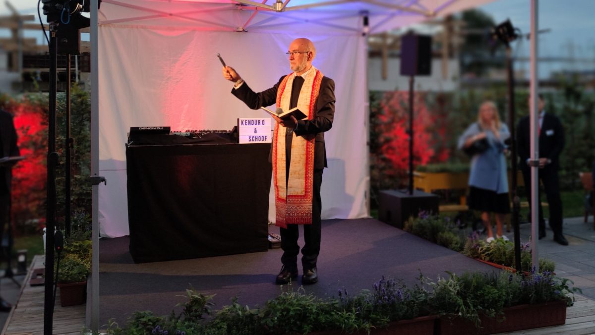 Für Pfarrer war es die erste Hotelsegnung, die er durchführte. - Foto: Maren Kaster