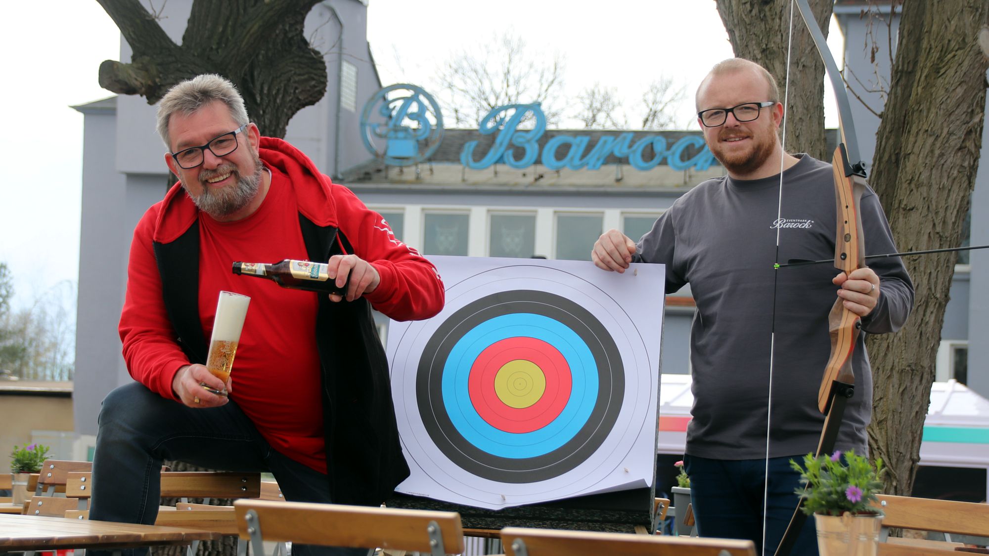 Torsten Meisel (li.) und Benjamin Venter in ihrem zukünftigen Biergarten Baroxx, der am 22. April eröffnet wird