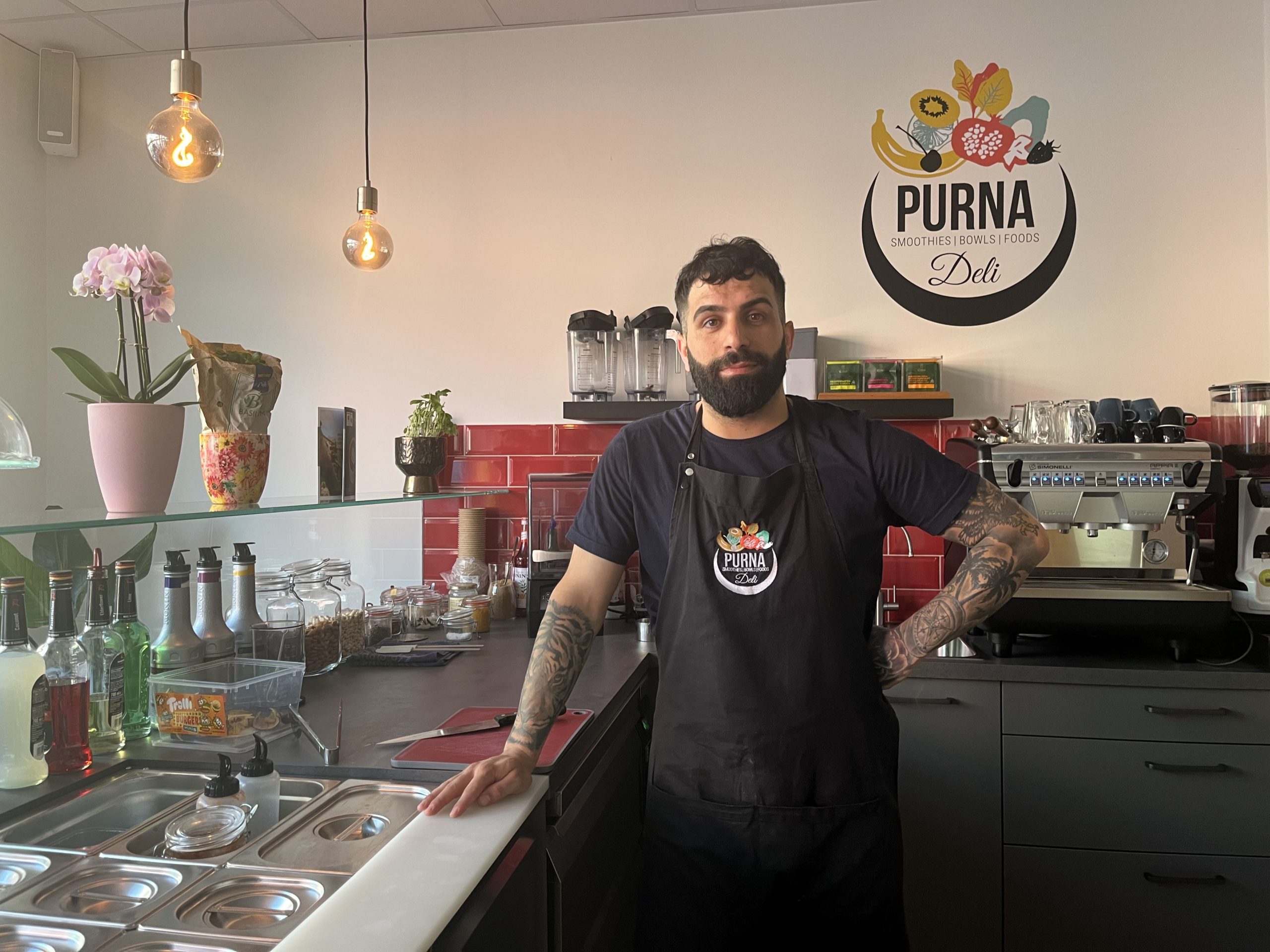 Kawa Hassan am Tresen im Purna Deli