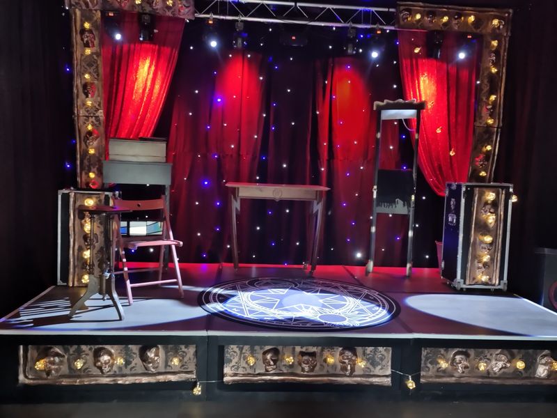 Den Innenausbau hat der Künstler selbst bewältigt – vom Fußboden bis zur Deko. Foto: Philine Schlick