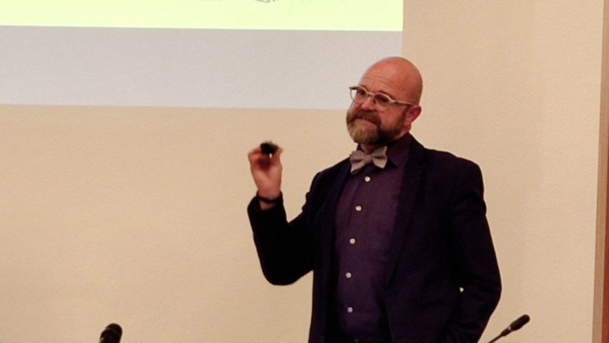 Der Leiter des Dresdner Stadtarchivs Thomas Kübler im Stadtbezirksbeirat Neustadt.