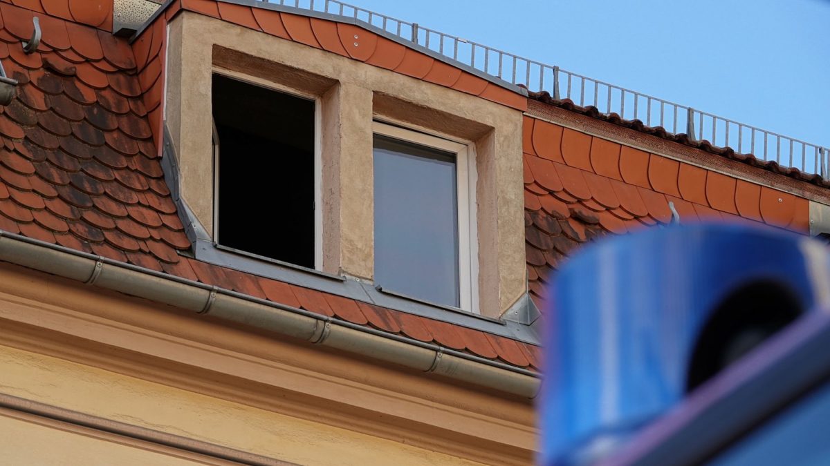 Die Dachgeschosswohnung ist stark verrußt. Foto: Roland Halkasch