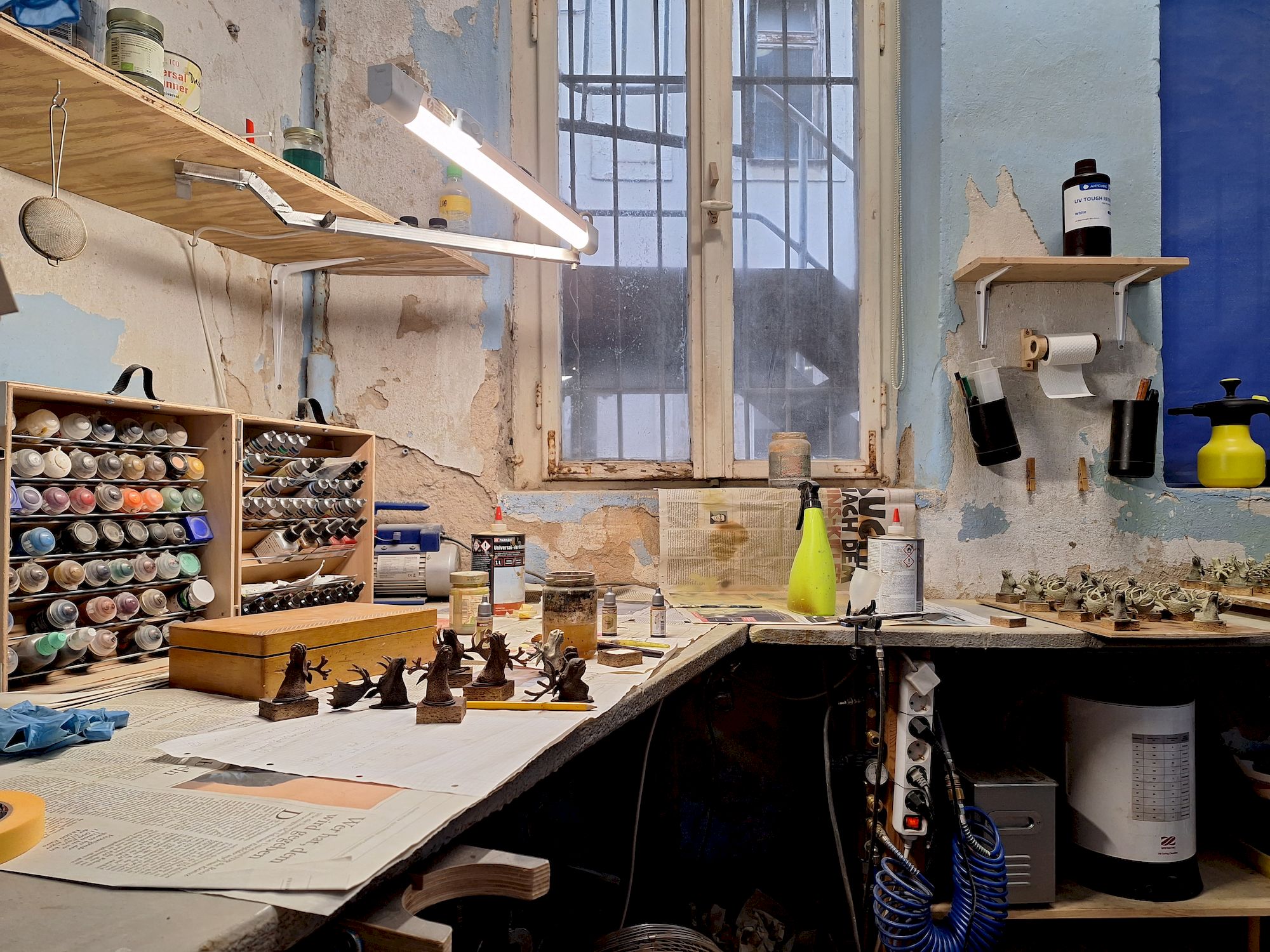 Im hinteren Werkstattraum werden die Kunsstücke bemalt.