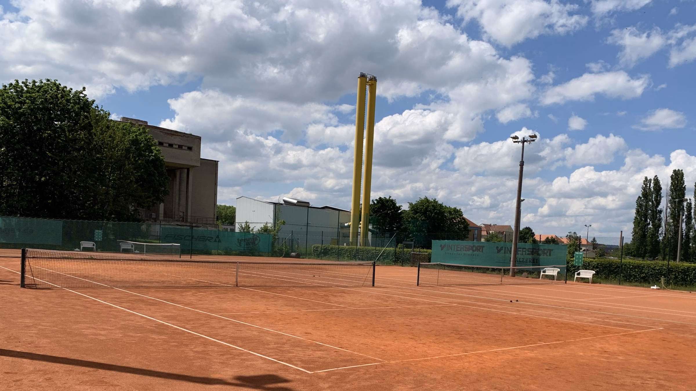 Die Tennisplätze müssten einem Schwimmbad-Neubau weichen. Foto: Archiv W: Schenk