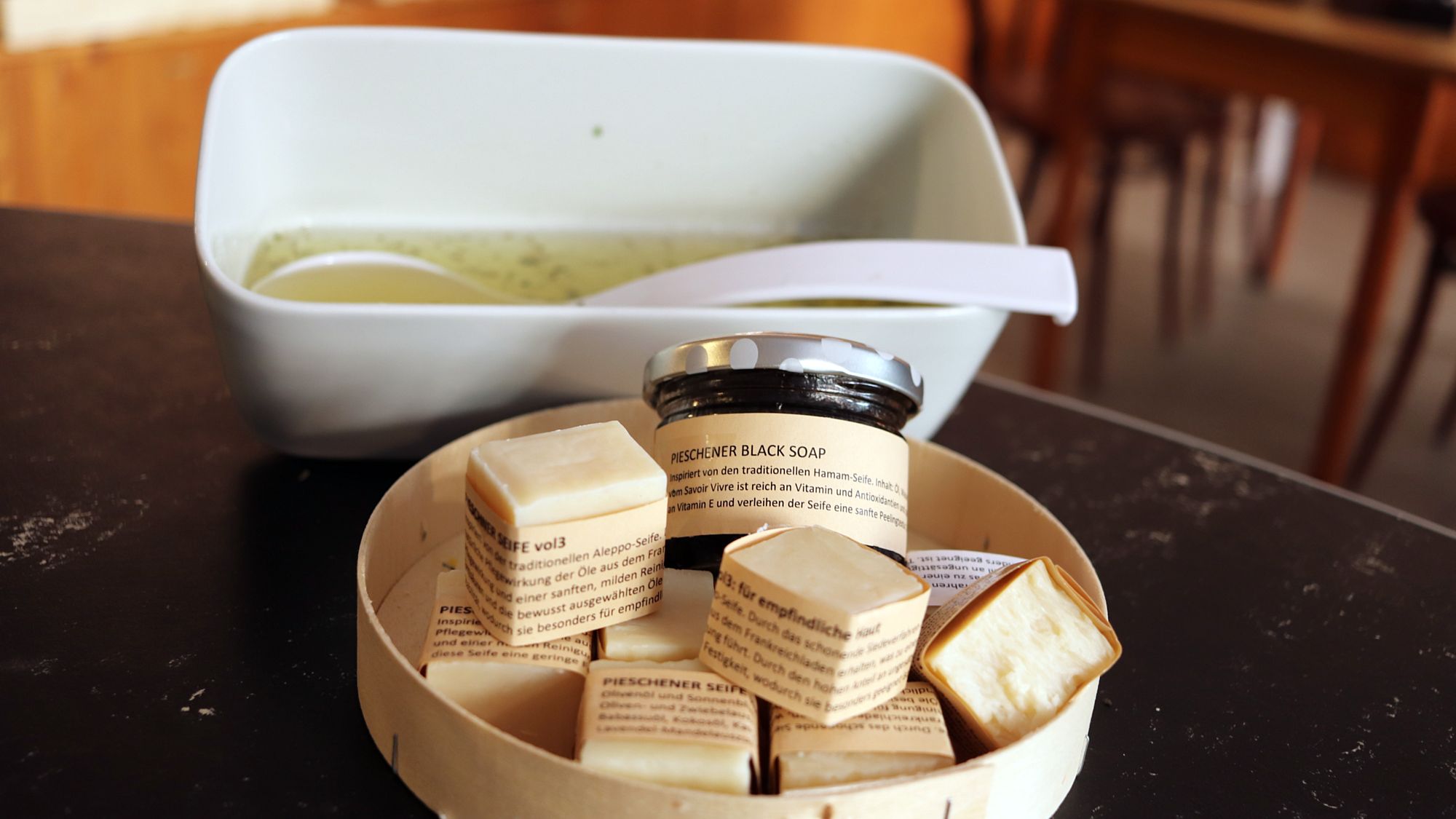 Die kleinen Bröckchen "Pieschener Seife" gibt es geschenkt, Spenden werden gern gesehen. Foto: J. Frintert