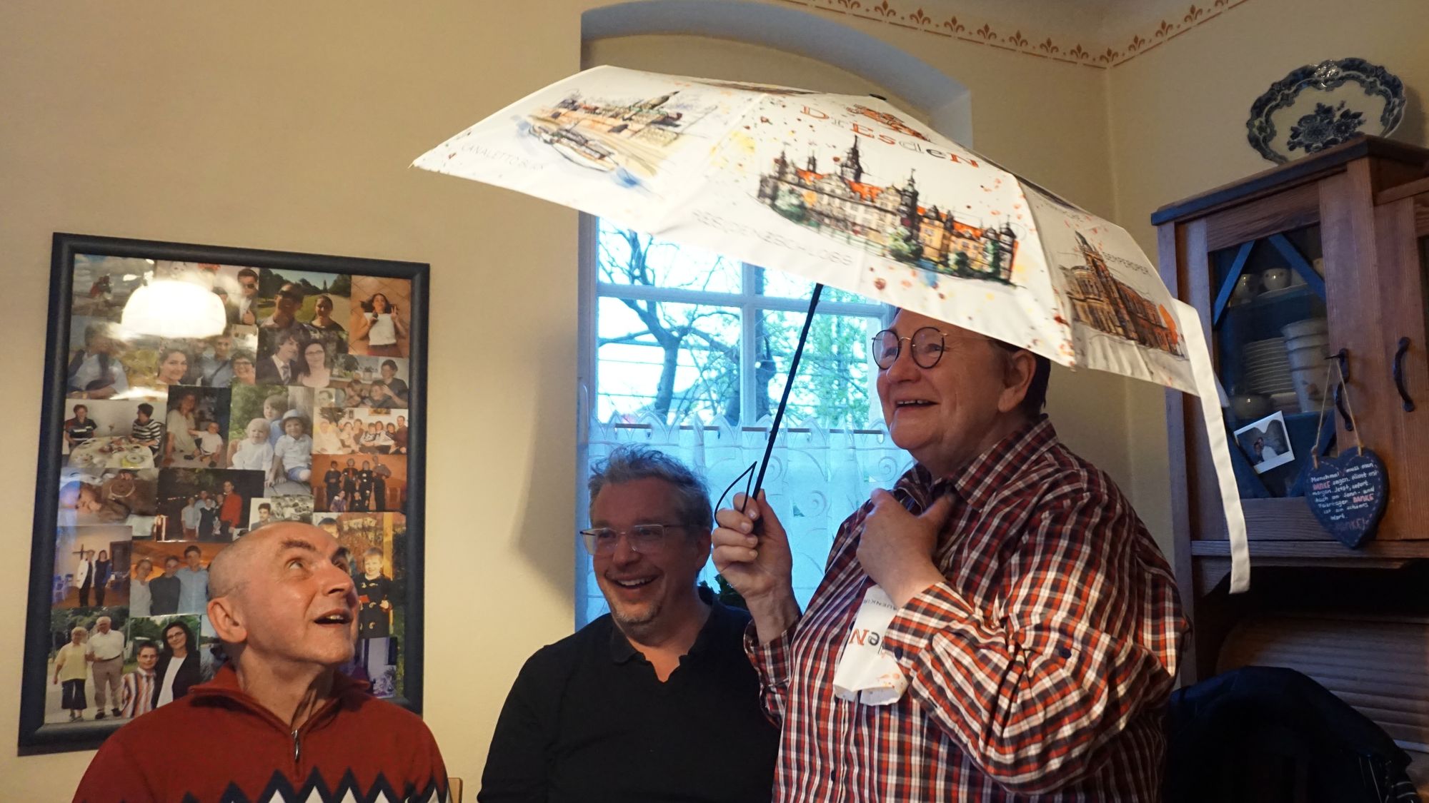 Das Geschenk stößt auf Begeisterung. Foto: Elisabeth Renneberg