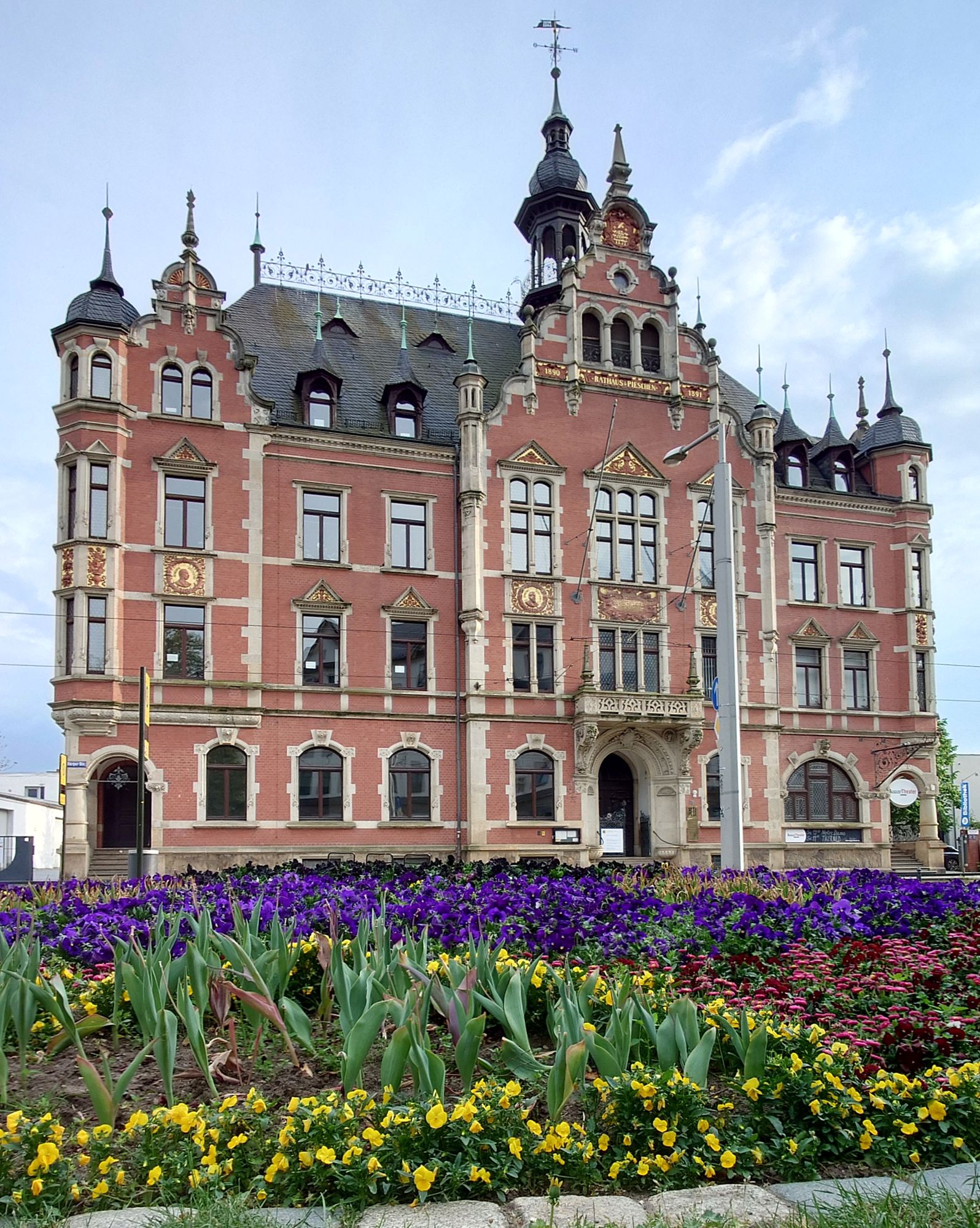 Das Pieschener Rathaus im milden Abendlicht - Foto: J. Frintert