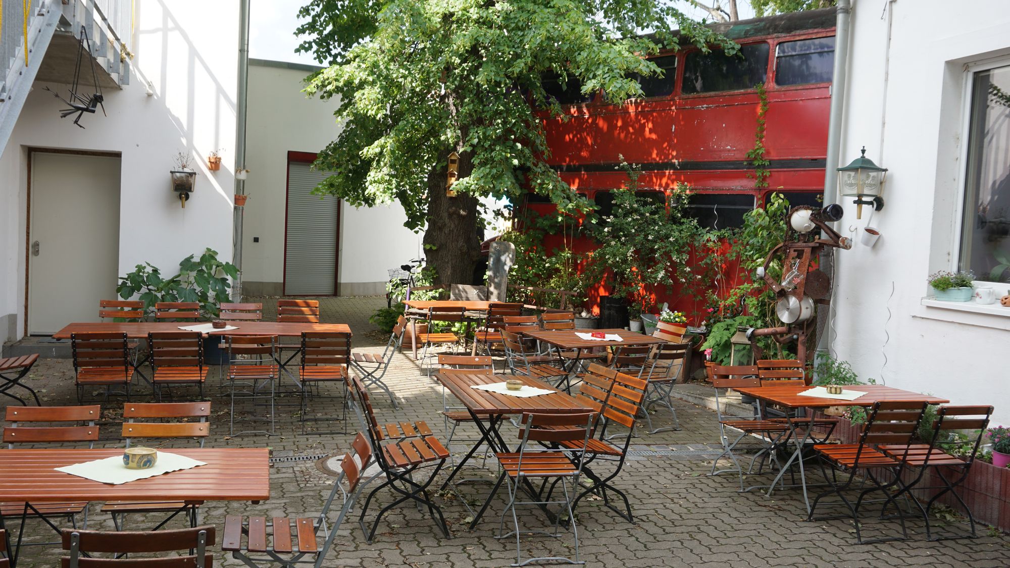 Im Garten kann man gemütlich zusammensitzen. Foto: E. Renneberg