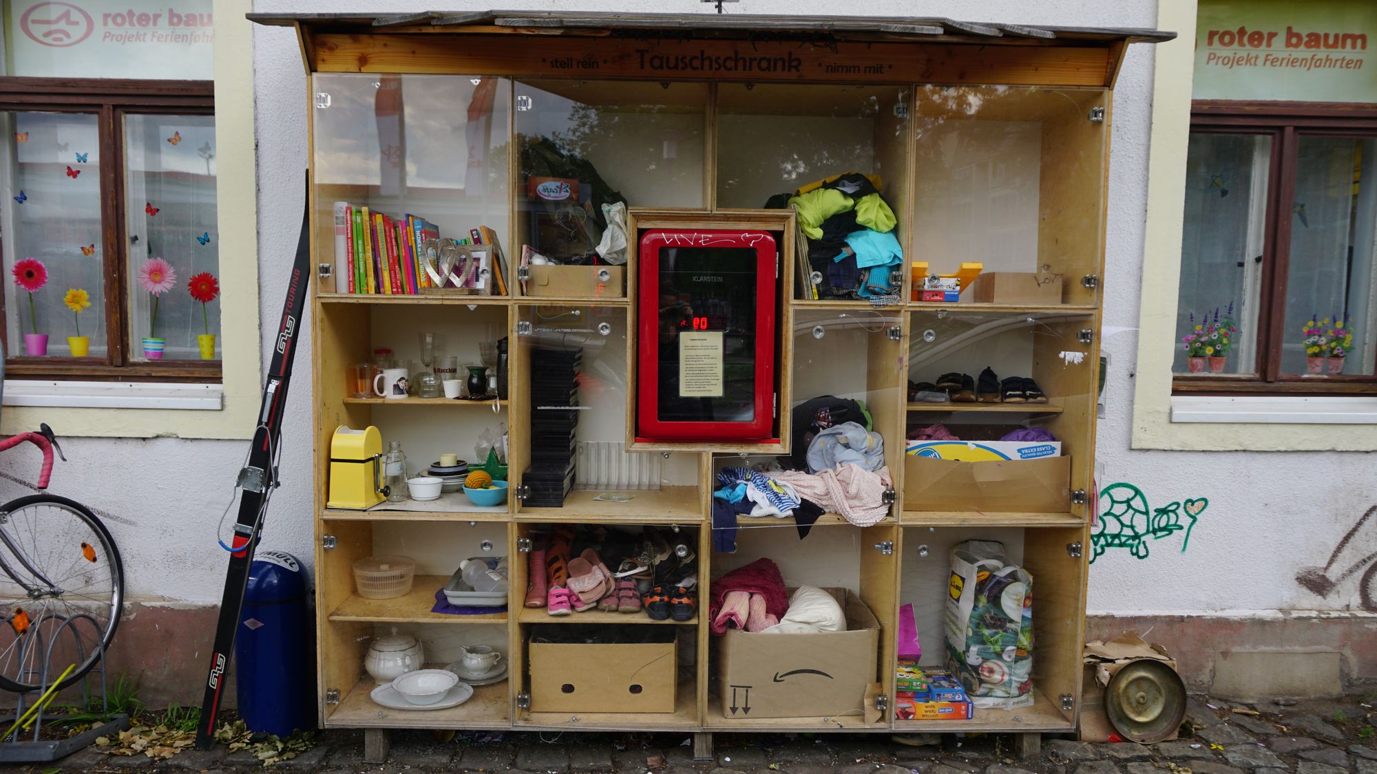 Wird rege genutzt - der Tauschschrank mit integriertem Kühlfach. Foto: E. Renneberg