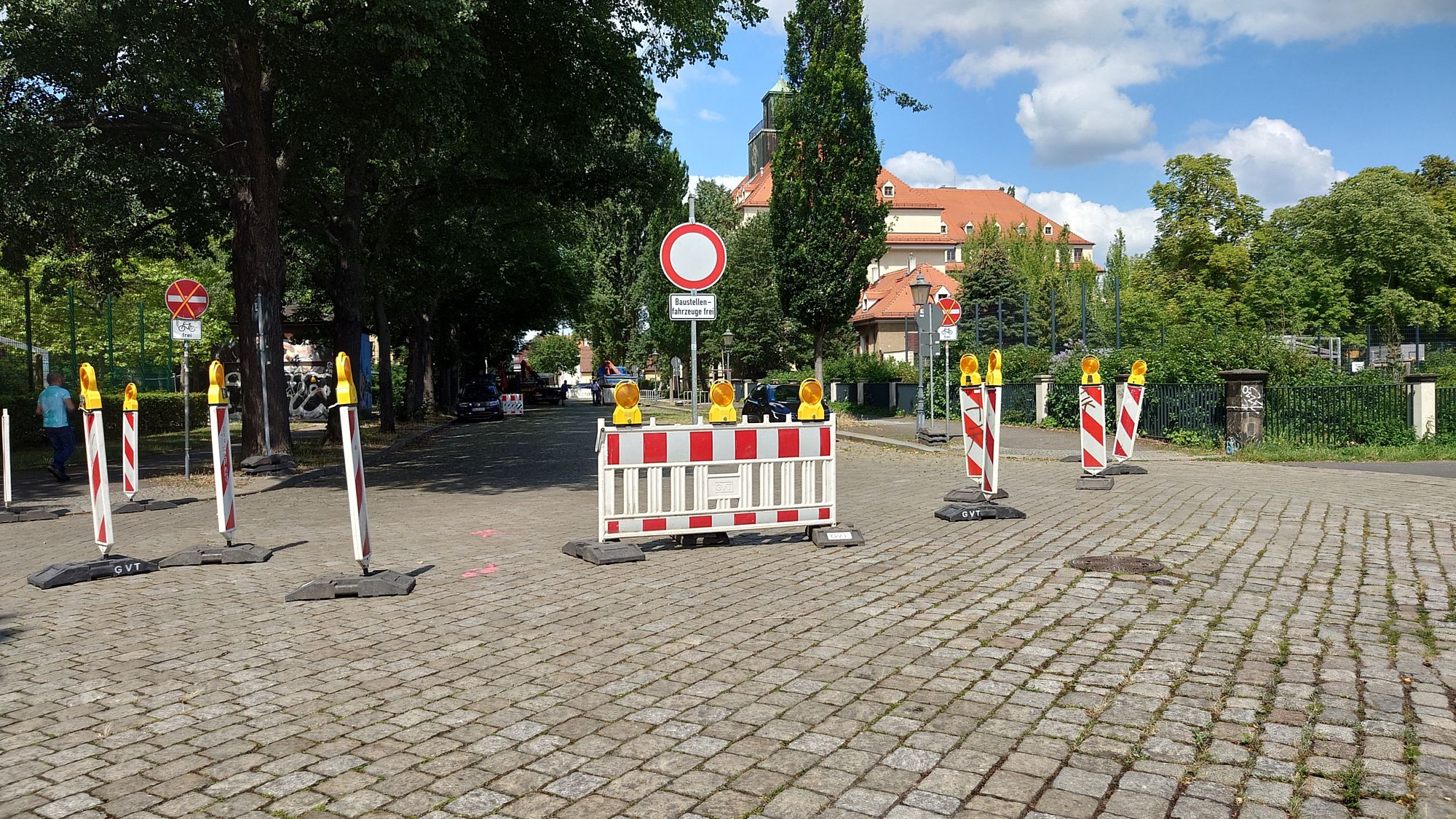 Am Montagmorgen haben die Arbeiten am Pestalozziplatz begonnen. Foto: J. Frintert