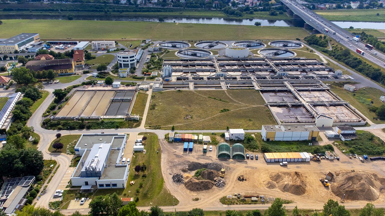 Auf dem Gelände der Stadtentwässerung in Dresden-Kaditz nahe der Autobahn stehen in den nächsten zölf Jahren große Umbauarbeiten an. Foto: Stadtentwässerung Dresden