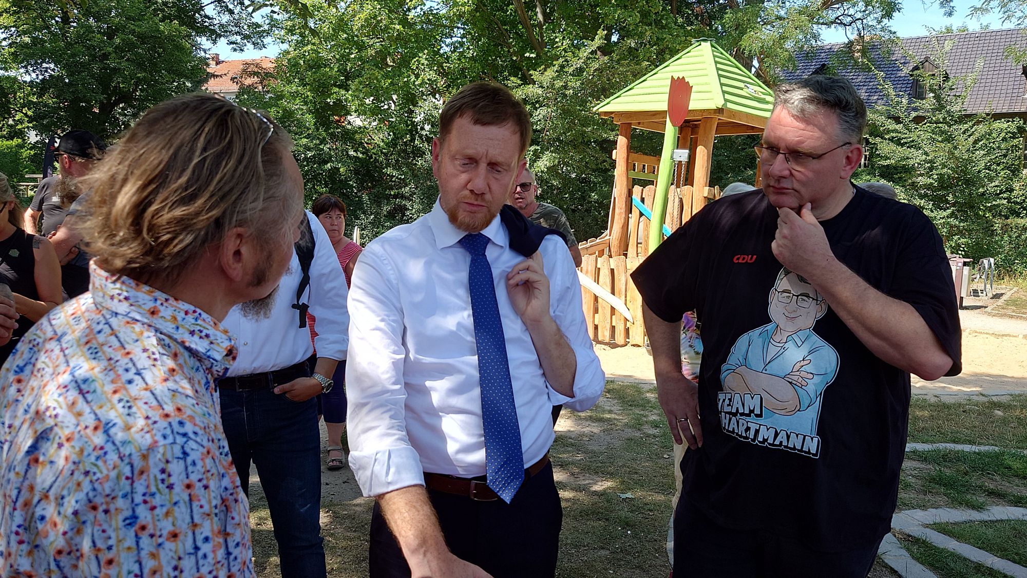 Michael Kretschmer und Christian Hartmann im Gespräch mit einem Pieschener Stadtbezirksbeirat - Foto: J. Frintert