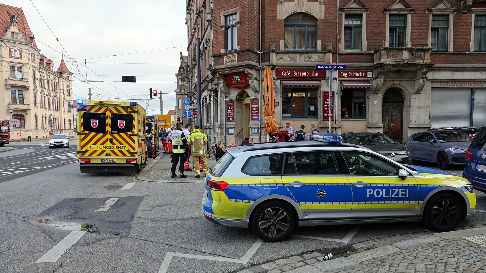 Feuerwehr- und Polizeieinsatz an der Robert-Matzke-Straße - Foto: Roland Halkasch