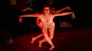 Tanzspektakel im Zentralwerk Tanzkünstlerin Renata Mara im Spektakel „Terra Raíz“