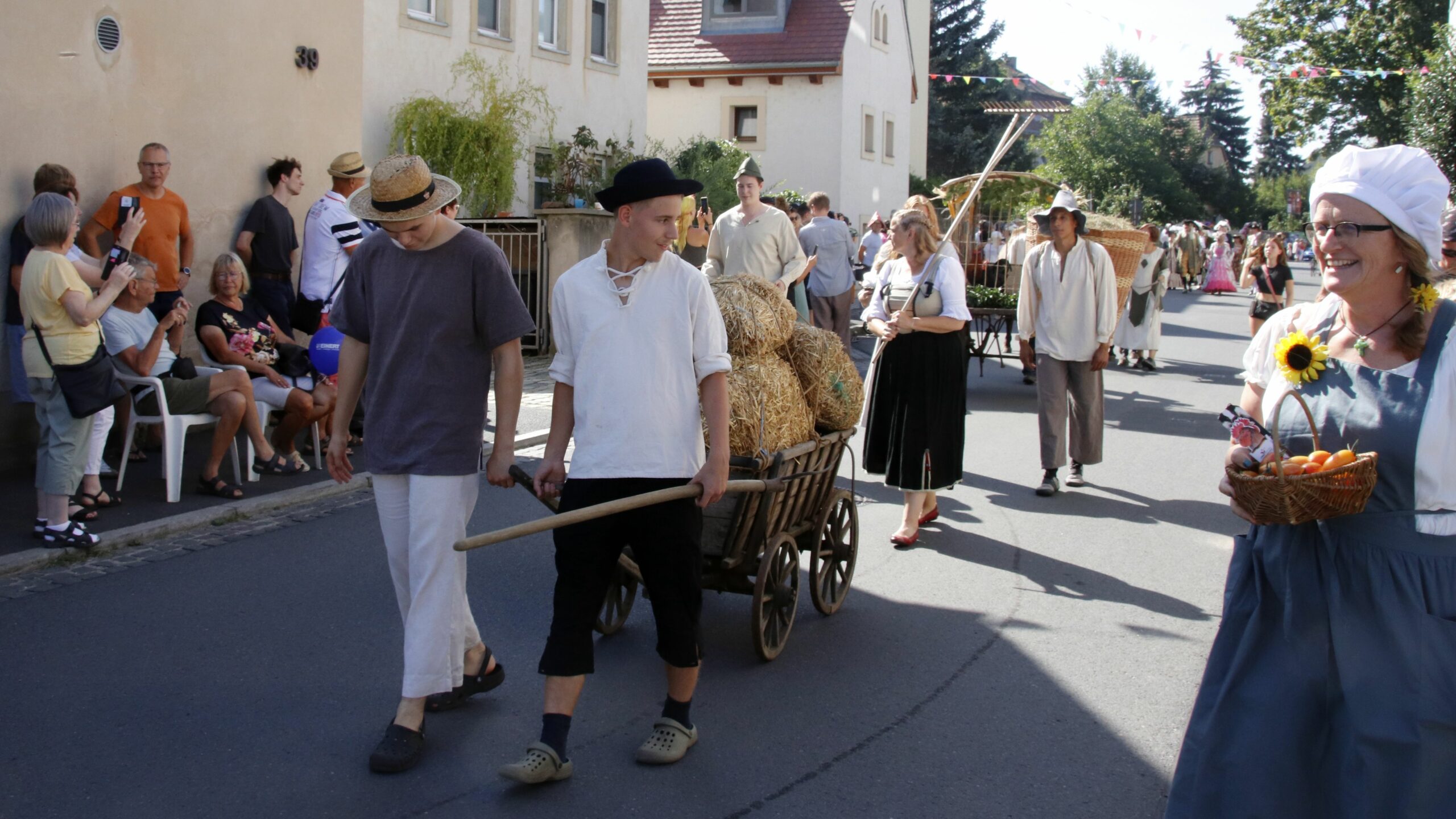 Erstes Bild: Die Besiedelung der Gegend. 1324 wurde Übigau erstmals als Vbegowe (slawisch) erwähnt.