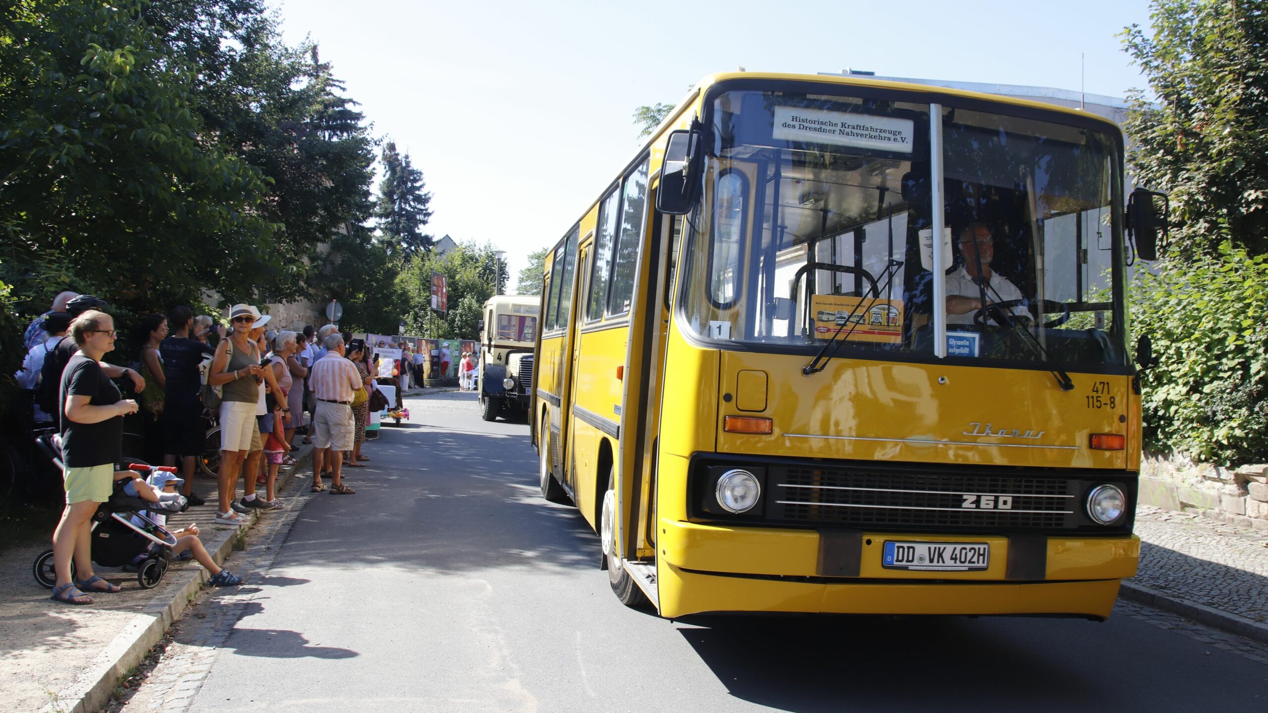 Seit 1913 ist Übigau an die Straßenbahn angebunden. Zwei historische Busse repräsentierten den Öffentlichen Personen-Nahverkehr.