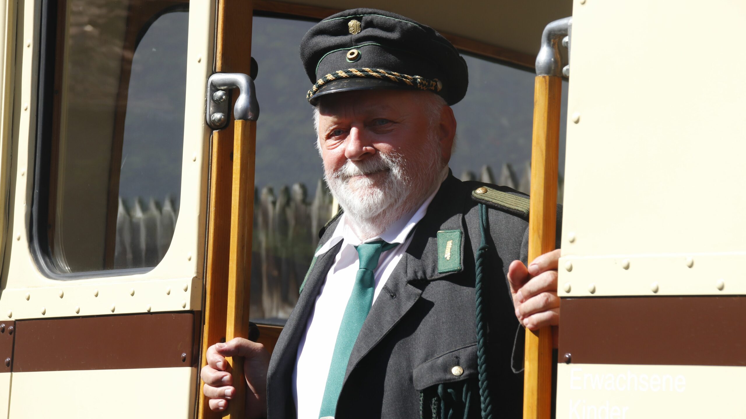 mit stolzem Schaffner