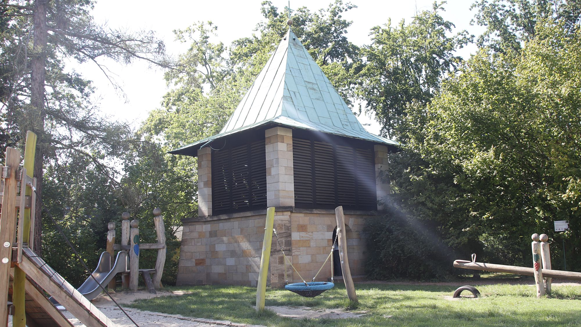 Das Gelände rund um den Glockenturm soll neu gestaltet werden. Foto: J. Frintert