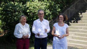 Staatsministerin Barbara Klepsch mit Kirchenvorstand Florian Reißmann und Pfarrerin Annegret Lattke (v.l.) Foto: J. Frintert