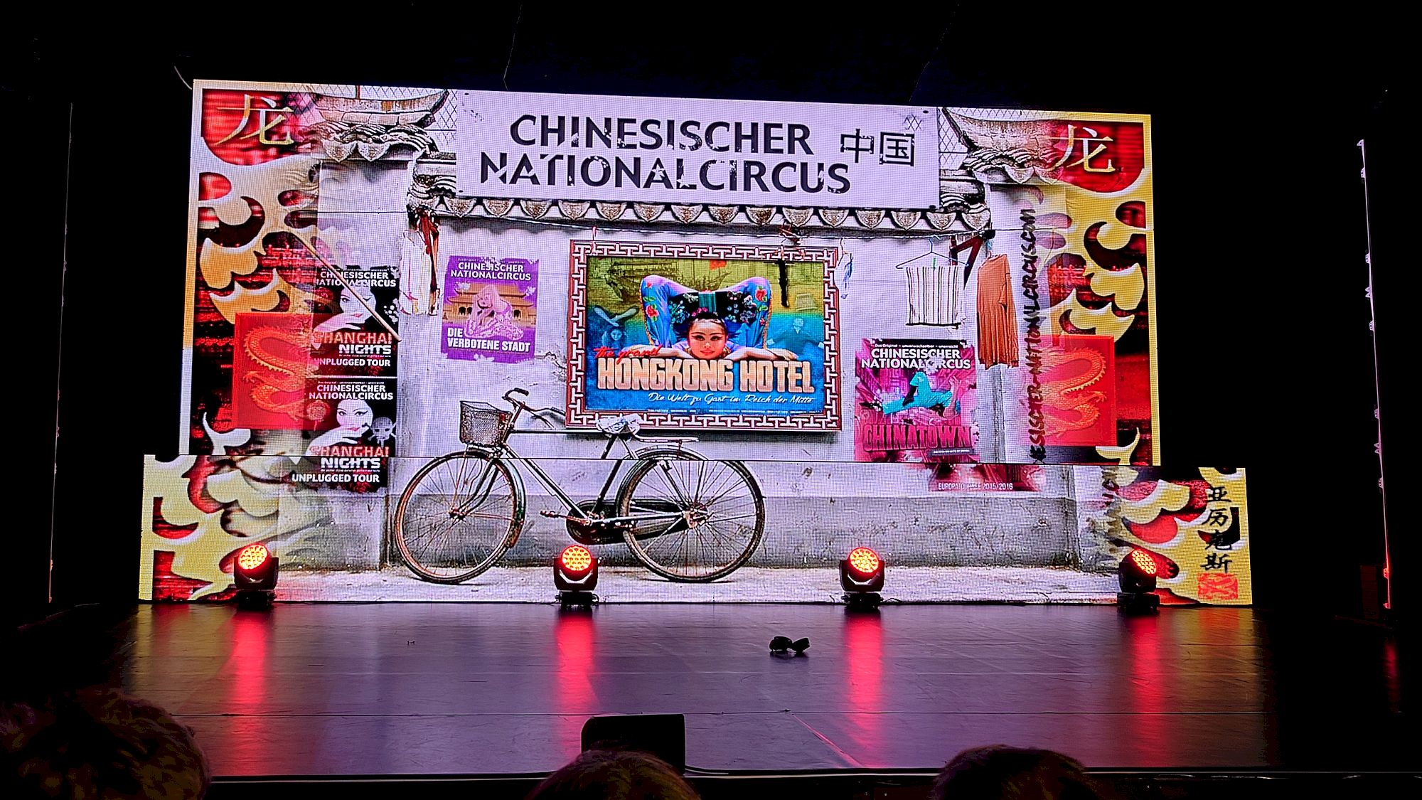 Kurz vor Showbeginn China-Girl im Sarrasani-Circus - Foto: J. Frintert